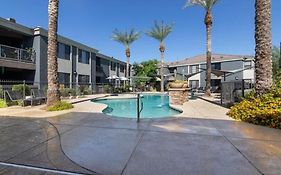 Modern 2Br Oasis!